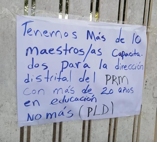 Foto letrerro rechazo profesora Navarrete