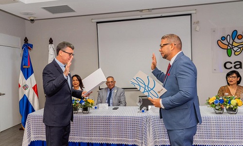 Foto nombran al doctor Peña director CAID