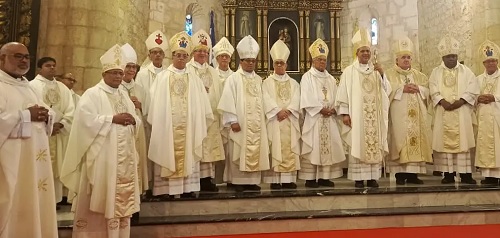 Foto obispo en toma posesión del arzbispo Morel Diplán en SD