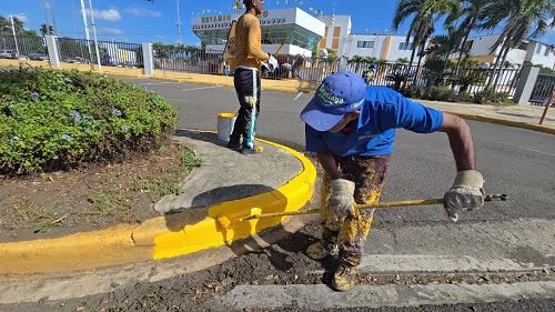 Foto obreros enpintando Arena Cibao