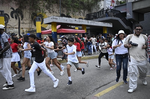 Foto personas corren de terremoto en Venezuela