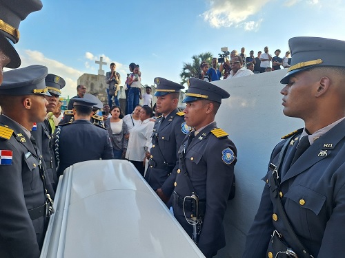 Foto policías sepultan general Simón Díaz