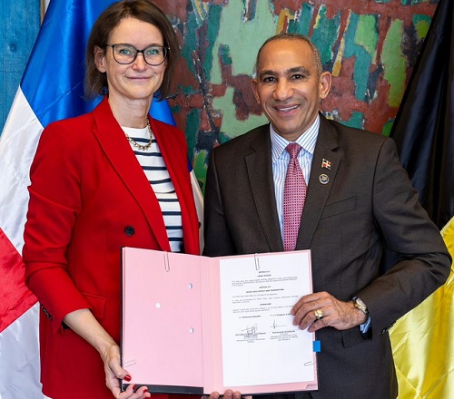 Foto preidente DGCD recibe certificado en Bruselas