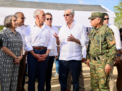 Foto preidentes Honduras y RD hablan de seguridad