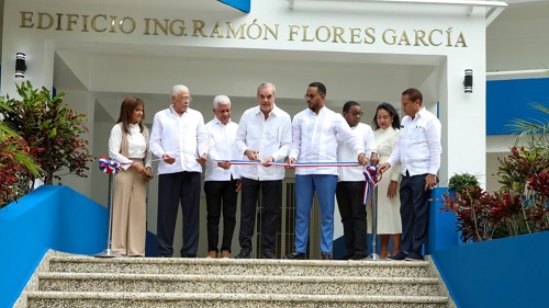 Foto presidente inaugura en Cotuí