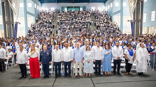 fOTO PRESIDENTE CON ESTUDIANTES GRADUADOS 14-24