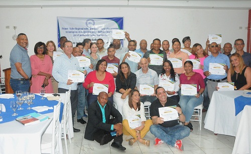 A. Foto Parte de los comunicadores que participaron en el taller