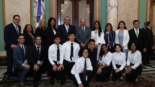 AFoto    Medina recibió estudiantes  meritorios NY