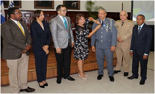 AFoto viceministra impone Medalla al Mérito coronel Guzmán SBadía