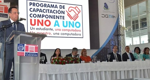 Foto Antonio Peña entrega computadoras maestros