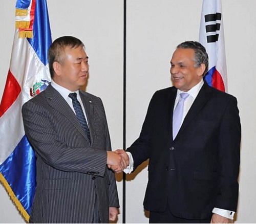 Foto Camejo y embajador Byung-Yun Kim