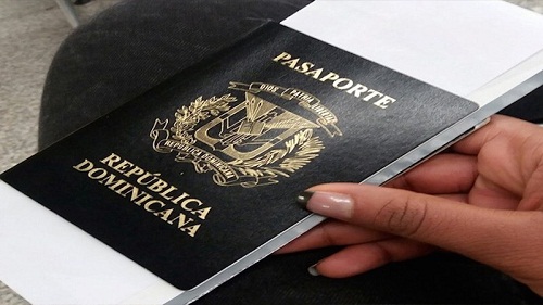 Foto Exhortan dominicanos solicitar con tiempo renovación pasaporte ante cercanía de navidades