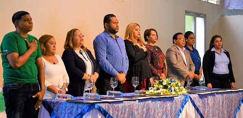 Foto Integrantes de la mesa principal durante el acto de graduación