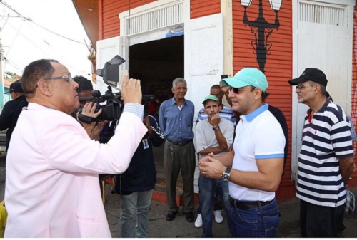 Foto alcalde Abel Martinez habla con el comunicador pepinero Jose Fabian