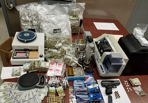 Foto arrestan personas en Brooklyn con drogas armas y 15 mil dólares