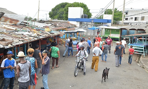 Foto desmantelan negocios frente a Zona Franca