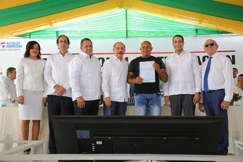 Foto director general del IAD ingeniero Emilio Toribio Olivo junto al preisdnete Danilo Medina durnte una entrega de títulos de propeidad