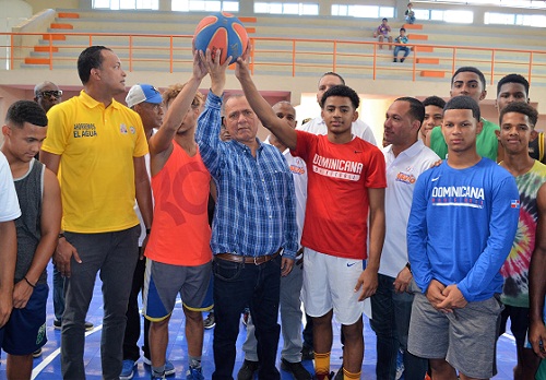 Foto inauguración del partido de baloncesto durante el festival deportivo de Los Pepines