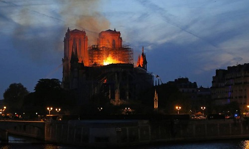 Foto incendio en Catedral de París