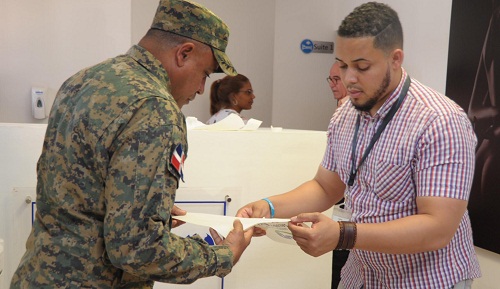 Foto militar en clínica investigada