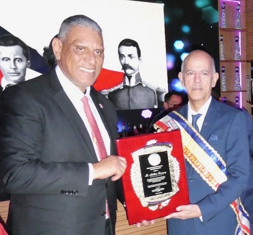 Foto cónsul Chú a Adalberto Domínguez