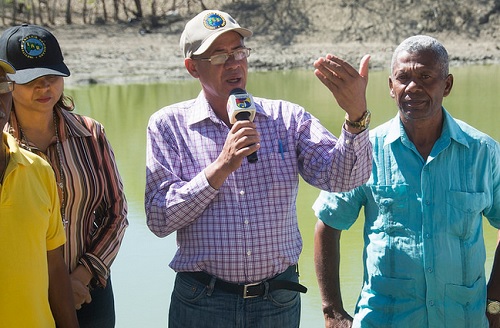 foto Ganaderos de Las Matas de Farfán reciben lagunas