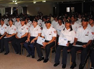 foto Gilberto Serulle preside acto de graduación de 104 Policías 2