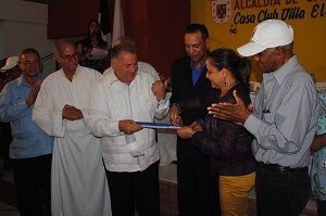 foto Gilberto Serulle y los dirigentes comunidad cortan cinta