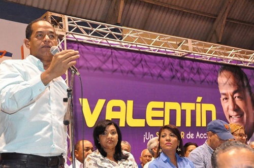 foto Julio César Valentín habla en acto realizado en el Club Sameji