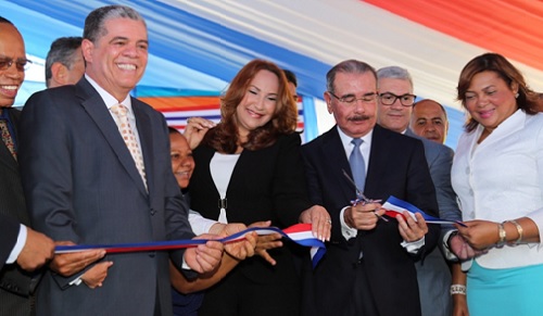 foto Presidente Danilo Medina corta cinta Estancia Infantil y un Liceo