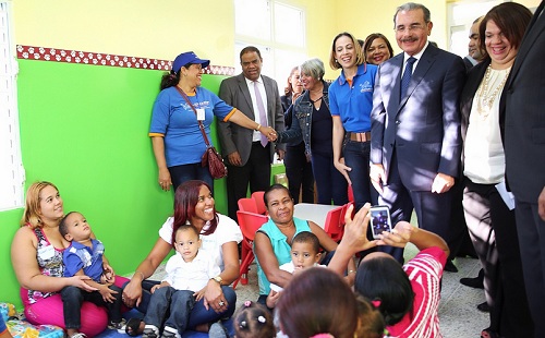 foto Presidente Danilo Medina entrega estancia para niños en Navarrete