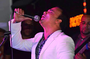 foto Zacarías Ferreira en canta en tour