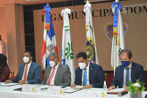 Foto ministro Darío Castillo Víctor DAza y LMD firman acuerdo