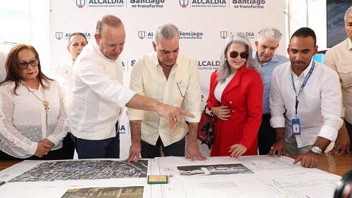 FOTO uLISES PRESENTA AL PRESIDENTE EL HOSPEDAJE YAQUE