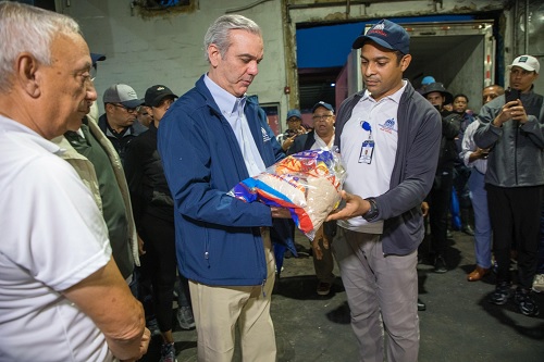 Foto Abinader entrega alimentos daminificados Melissa