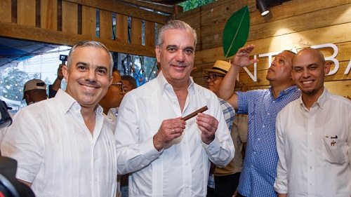 Foto Abinader exhibe cigarro