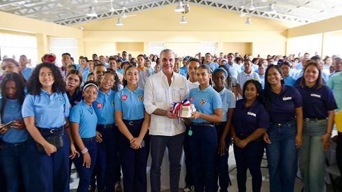 Foto Abinader y estudiantes de Neiba