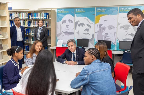 Foto Blinken se reñúe con estudiantes de RD