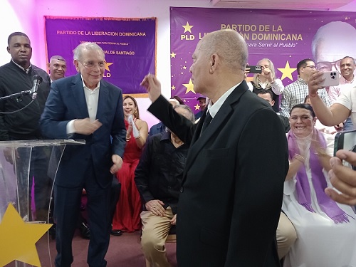 Foto Danilo le entrega la llave a Silvio del PLD