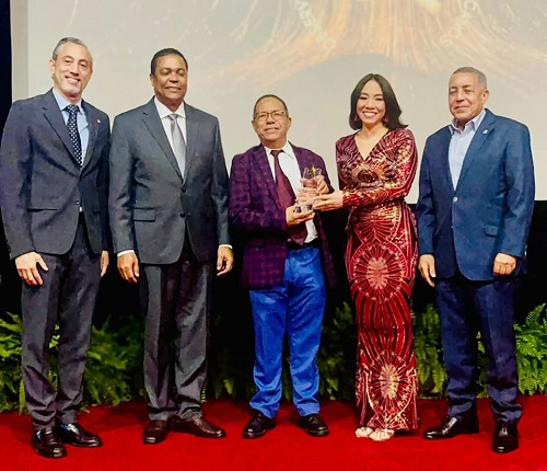 Foto José Tejada Gómez recibe placa
