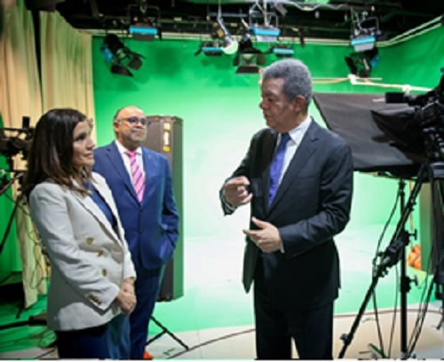 Foto Leonel y la embajadora Campos en SD