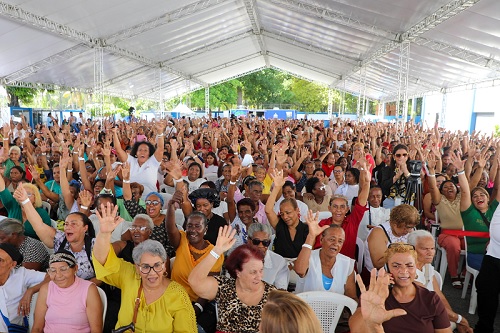 Foto Mujeres madres con el Presidente Abinader