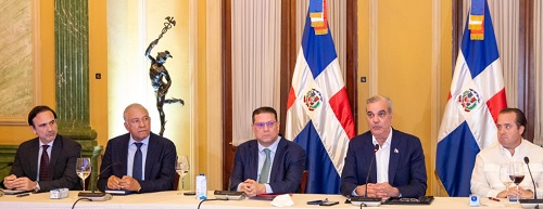 Foto Presidente con productores y comerciantes