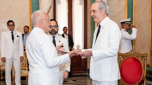 Foto Presidente recibe buevos embajadores