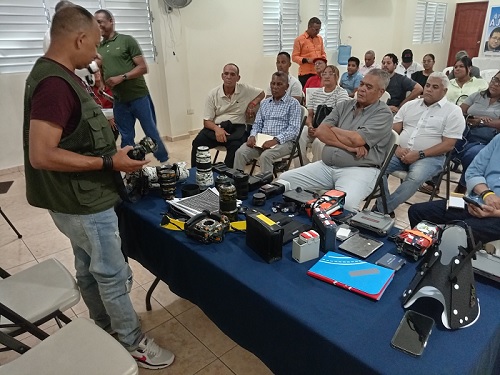 Foto Ronny Ortega en Seminario Santiago y periodistas
