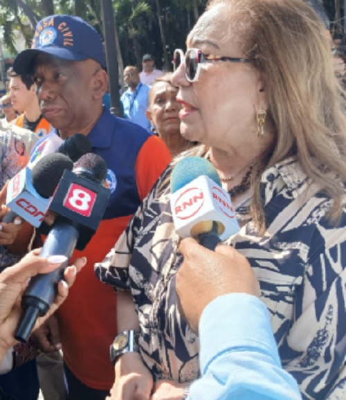 Foto Rosa Santos habla con comunicadores