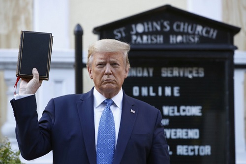 Foto Trump vende Santana Biblia