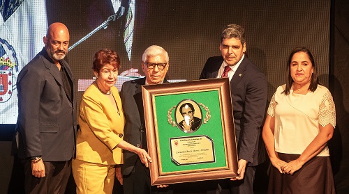 Foto UDESA entrega del Premio Hanns Hieronimus2