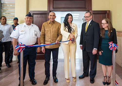 Foto Yeni inaugura centro en Cienfuegos