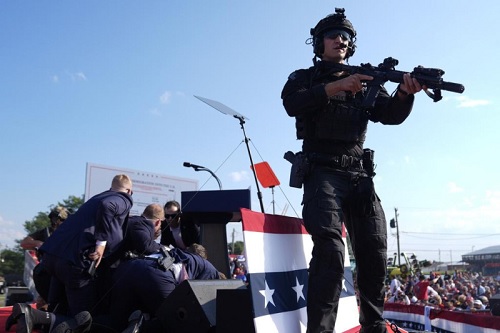 Foto agente de seguridad cubre a Trump
